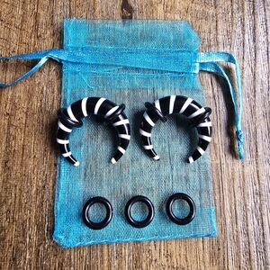 Gauge 4 Black and White Striped Pincher Plug Earrings